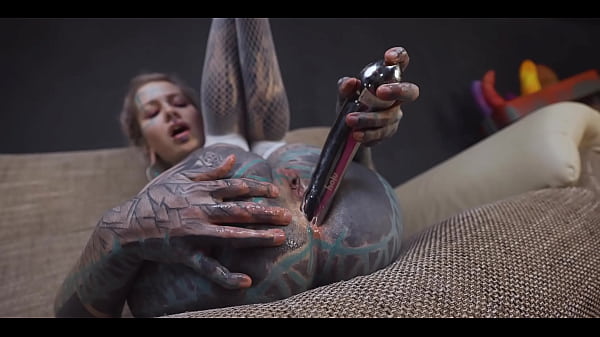Anuskatzz slides a heavy steel dildo deep into her ass