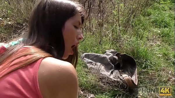 HUNT4K. Cash rend jolie fille prête pour fellation et anal dans un parc