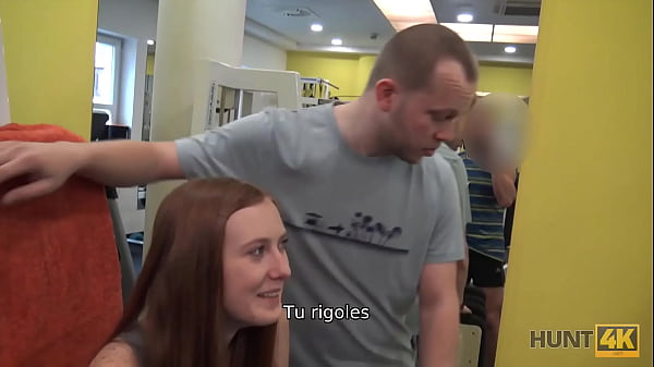 HUNT4K. Cocu pour de l’argent permet au chasseur de baiser sa copine dans le gymnase vide