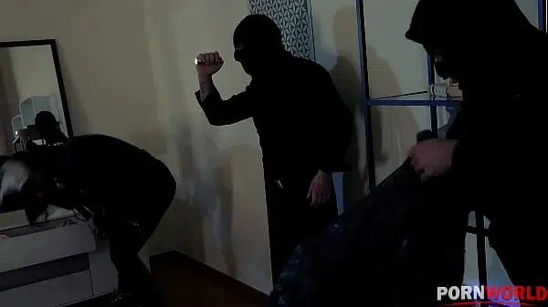 A Burglars Dream – Three Thieves Go For The Young Snatch