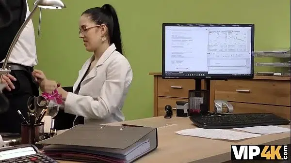 VIP4K. Elis Dark bittet um Kredit und spreizt ihre Beine im Büro