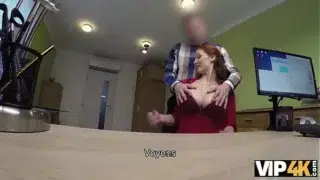 VIP4K. La demande de crédit a été refusée, alors pourquoi la rousse Isabella Lui se déshabille