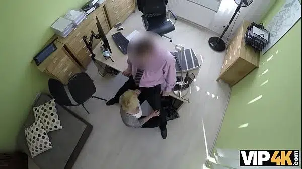 VIP4K. La graziosa esile Katy Rose si fa trapanare la figa da un cattivo ispettore del prestito