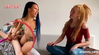 Ersties: Lena S. und Nicky F. haben Spaß mit Fingern und Doppeldildo