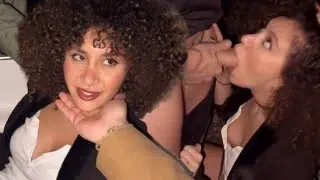 GIOVANE TROIA ha voglia di cazzo, SUO MARITO cuck LA FA SCOPARE CON UNO SCONOSCIUTO in auto!