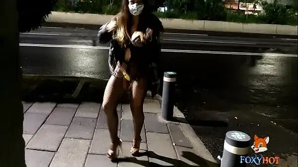 mostrando mi cuerpo en lenceria por las calles de la ciudad jugando a ser una prostituta