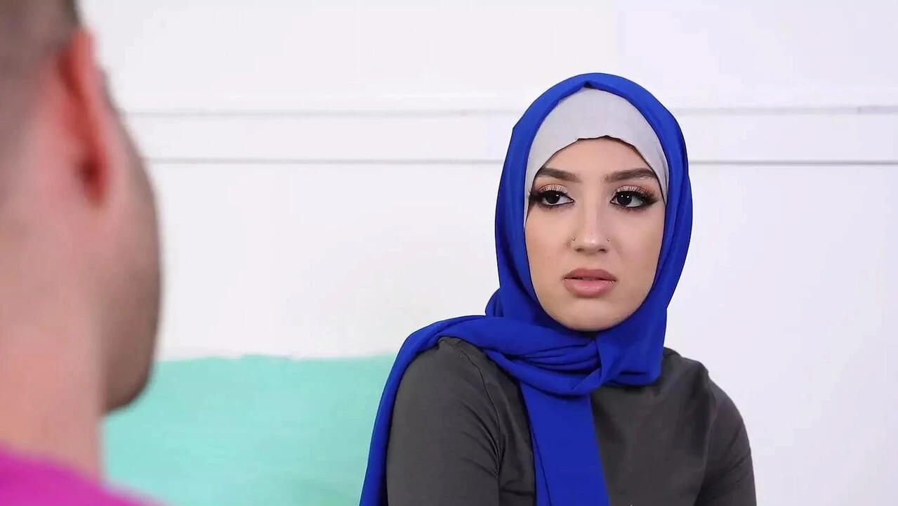 Muslim Babe Violet Gems Celebrates Mardi Gras With Sloppy Cumshot On Her Pretty Face – Hijab Hookup