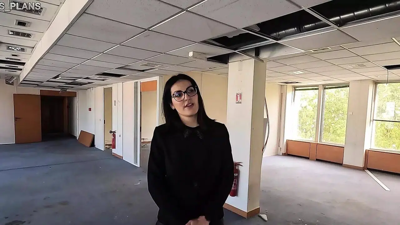 Real Estate Agent Cheats on Her Boyfriend, Gets Anal Fucked During Visit by Fake Clients !!!