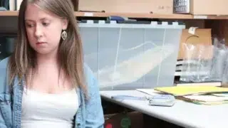 Shoplyfter – Pretty Petite Babe Brooke Bliss Bends Over The Officer’s Desk And Spreads Her Legs
