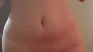 فتاة مغربية تعرض جسدها على حبيبها المسافر