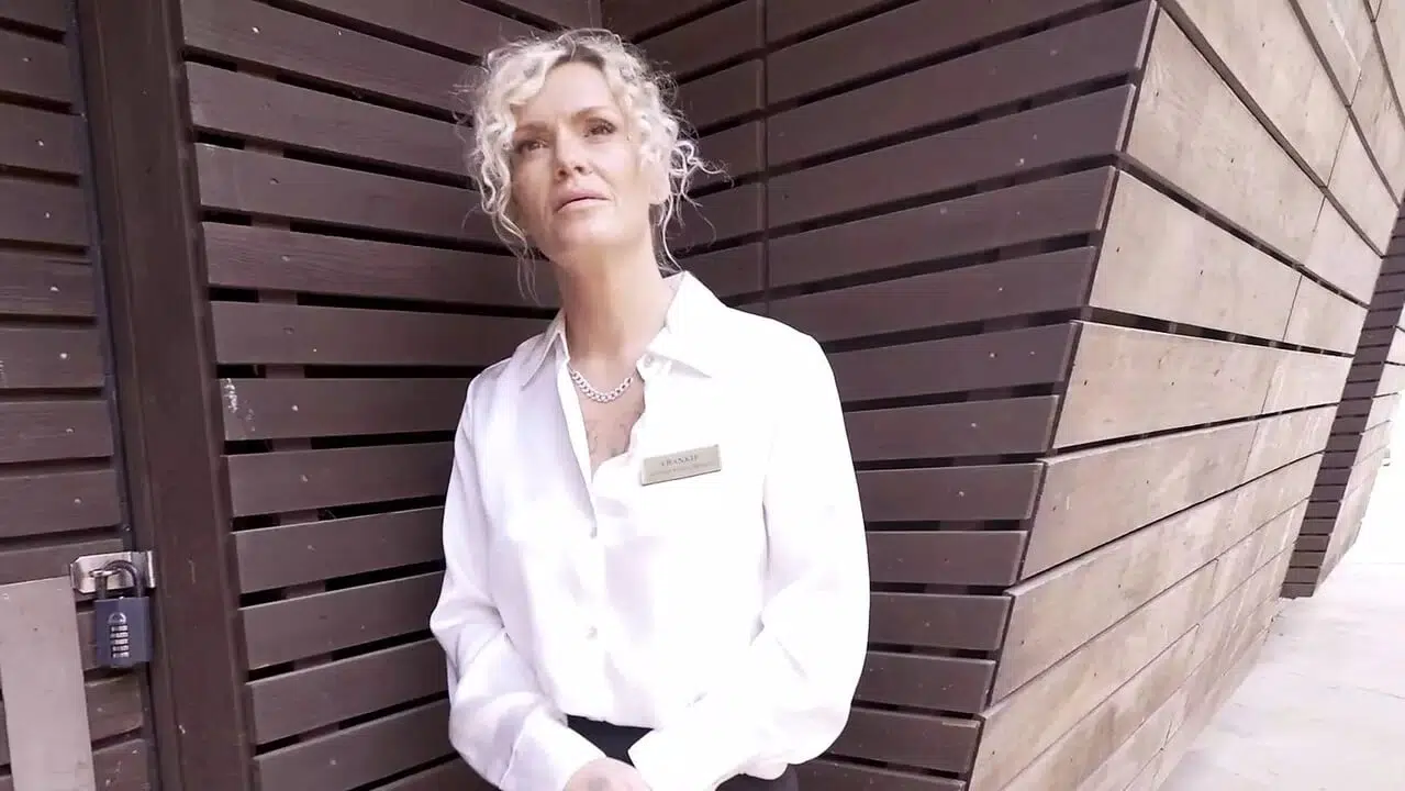 Grateful British MILF Filthy Frankie Takes Credit Cards For Dropping Her Panties Down – Shag Street