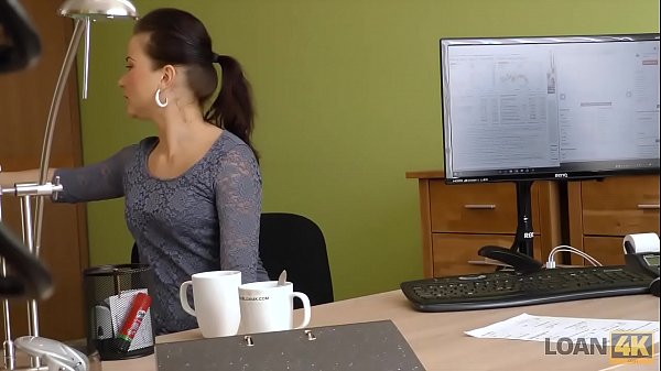 LOAN4K. L’agente offre alla bella ragazza un buon prestito per un cazzo appassionato