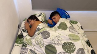 Mi madrastra y yo compartimos cama y ella termina metiendose mi gran polla en su rico coño