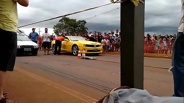 Uno de Firma mit Leiter, die Camaro platziert, um 4k Full HD zu saugen