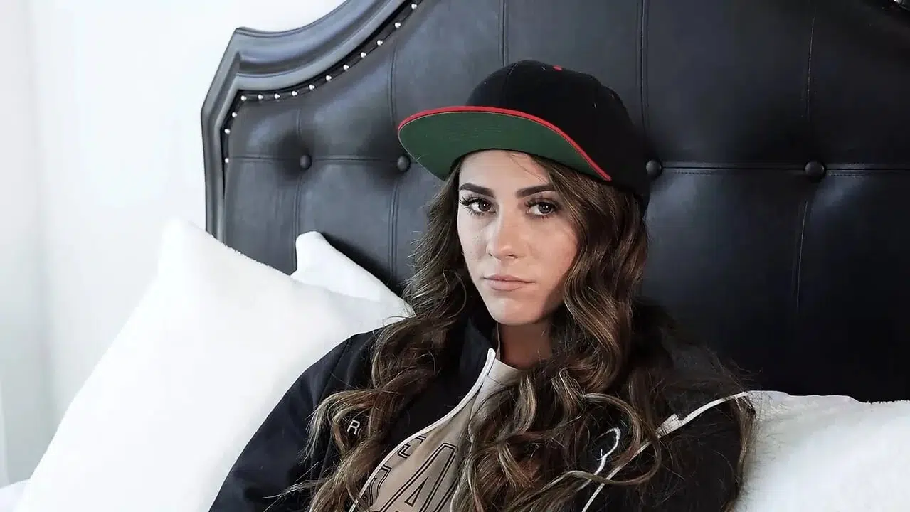 Dad Crush – Sexy Teen Proved That She Is Not Lesbian By Sucking Her Stepdad’s Cock