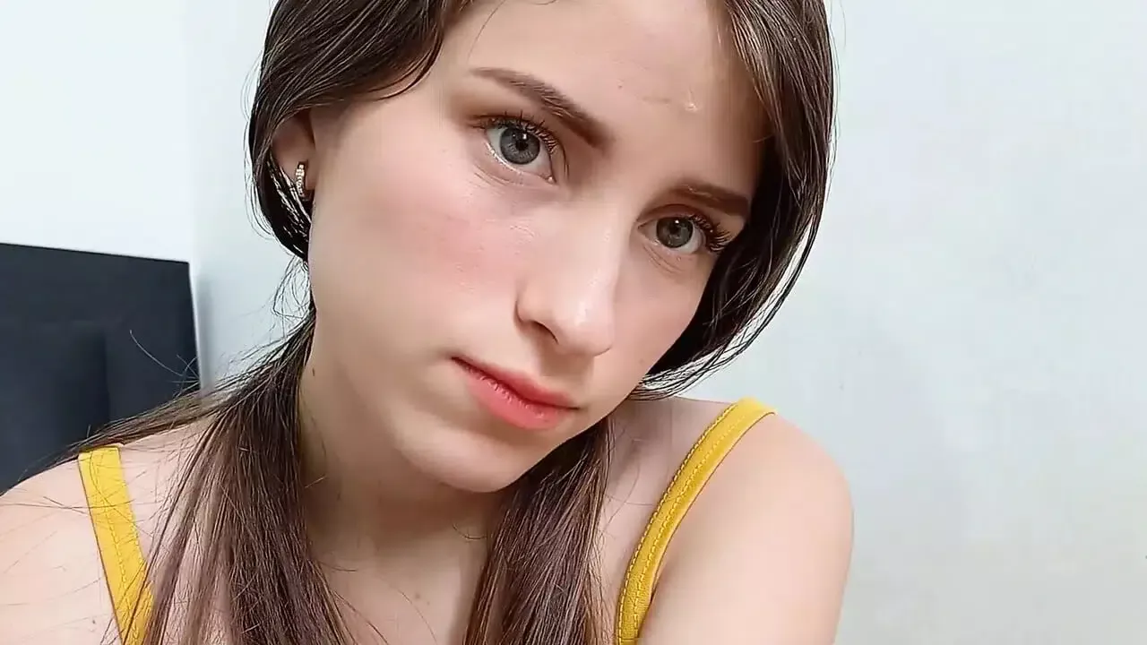 I help my stepsister with her nails and as a reward she lets me fuck her